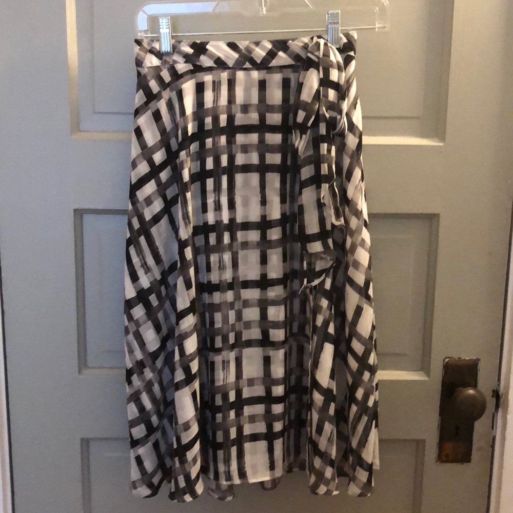 Floaty black&white plaid midi-skirt